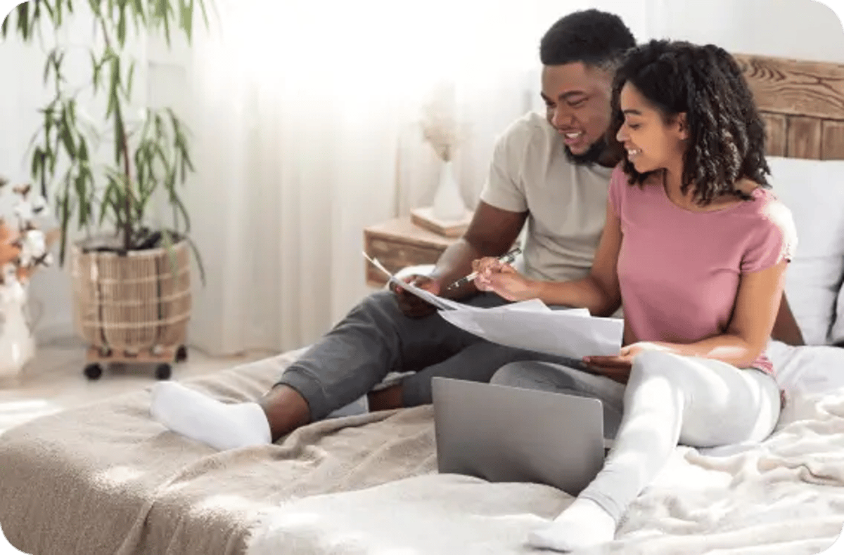 Two-happy-people-seeting-on-a-bed